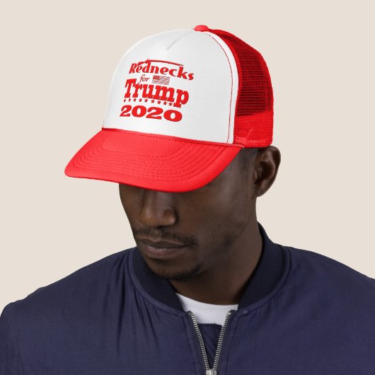 REDNECKS VOOR TRUMP 2020 MAGA GEAR TRUCKER PET (In situ)