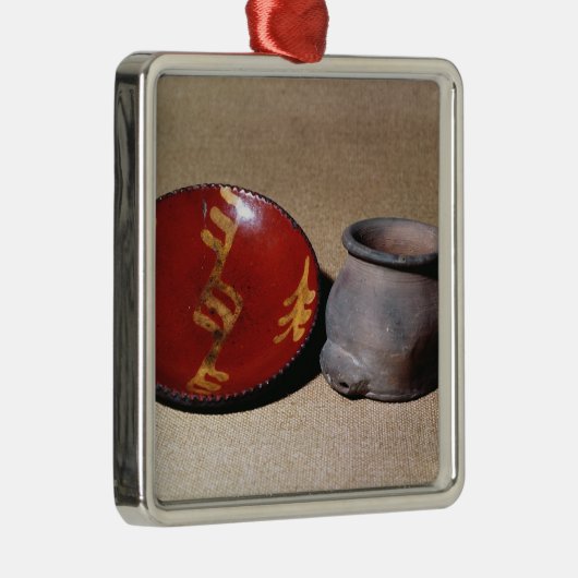 Redware-beker en -schaal, c.1780 metalen ornament (Rechts)