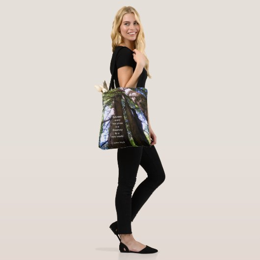 Redwood Trees met Muir Quote Tote Bag (Op model)