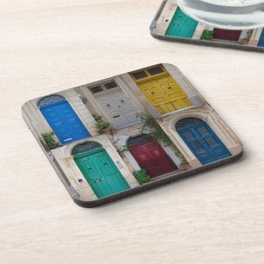 Reeks kleurrijke voordeuren op Malta Bier Onderzetter (Linkerzijde)