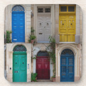 Reeks kleurrijke voordeuren op Malta Bier Onderzetter (Voorkant)