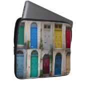 Reeks kleurrijke voordeuren op Malta Laptop Sleeve (Voorkant Rechts)