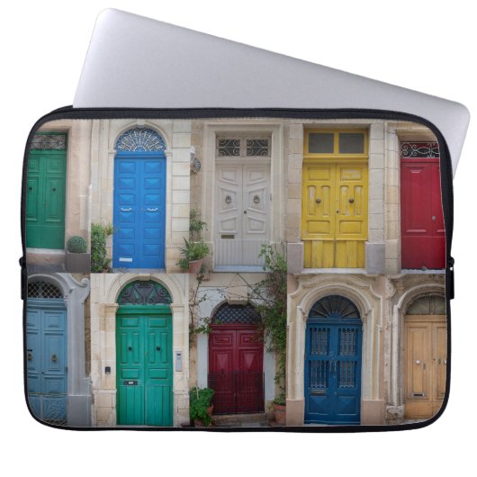 Reeks kleurrijke voordeuren op Malta Laptop Sleeve (Voorkant)