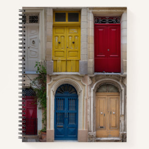 Reeks kleurrijke voordeuren op Malta Notitieboek