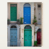 Reeks kleurrijke voordeuren op Malta Planner (Achterkant)