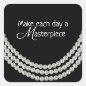 reeks parels op zwart met quote vierkante sticker (Voorkant)