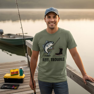 Reel Trouble – Grappige Visgrappen Cartoon Design T-shirt