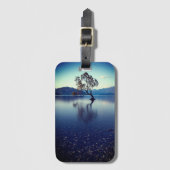 Reflecterende boom in het meer bij zonsopgang bagagelabel (Voorkant (verticaal))