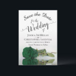 Reflecterende Emerald Green Roos Romantic Wedding Save The Date<br><div class="desc">Deze bruiloft Save the Date-kaart is romantisch, elegant, stijlvol en mooi. Het bevat een foto van één enkele lange gesteentjes, groen gekleurd roos dat reflecteert in een pool water met golven en rimpels. De tekst is een fancy manuscriptkalligrafie op een witte achtergrond. De achterkant heeft een prachtig gemarmerd patroon. Perfecte...</div>
