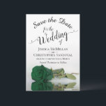 Reflecterende Emerald Green Roos Romantic Wedding Save The Date<br><div class="desc">Deze bruiloft Save the Date-kaart is romantisch, elegant, stijlvol en mooi. Het bevat een foto van één enkele lange gesteentjes, groen gekleurd roos dat reflecteert in een pool water met golven en rimpels. De tekst is een fancy manuscriptkalligrafie op een witte achtergrond. De achterkant heeft een prachtig gemarmerd patroon. Perfecte...</div>