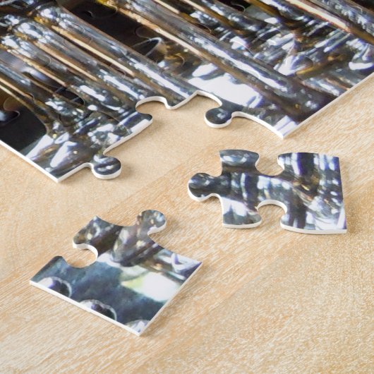 Reflecterende lichte wijnglazen in rijen legpuzzel (Zijkant)