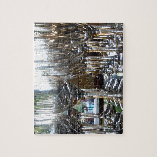 Reflecterende lichte wijnglazen in rijen legpuzzel (Verticaal)
