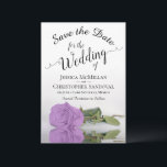 Reflecterende Lila Paarse Roos Romantic Wedding Save The Date<br><div class="desc">Deze bruiloft Save the Date-kaart is romantisch, elegant, stijlvol en mooi. Het bevat een foto van één enkele lila paars gekleurd roos met lange steeltjes, die in een pool van water met golven en rimpels reflecteert. De tekst is een fancy manuscriptkalligrafie op een witte achtergrond. Op de achterzijde is een...</div>