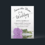 Reflecterende Lila Paarse Roos Romantic Wedding Save The Date<br><div class="desc">Deze bruiloft Save the Date-kaart is romantisch, elegant, stijlvol en mooi. Het bevat een foto van één enkele lila paars gekleurd roos met lange steeltjes, die in een pool van water met golven en rimpels reflecteert. De tekst is een fancy manuscriptkalligrafie op een witte achtergrond. Op de achterzijde is een...</div>