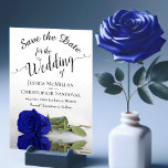 Reflecterende Royal Blue Roos Romantic Wedding Save The Date<br><div class="desc">Deze bruiloft Save the Date-kaart is romantisch, elegant, stijlvol en mooi. Het bevat een foto van één enkel lang gesteenteld koninklijk blauw of kobalt gekleurd roos dat in een pool van water met golven en rimpels reflecteert. De tekst is een fancy manuscriptkalligrafie op een witte achtergrond. De achterkant heeft een...</div>