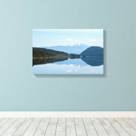 Reflectie in een meer - Vancouver-eiland in Canada Canvas Afdruk (Insitu (Houten vloer))