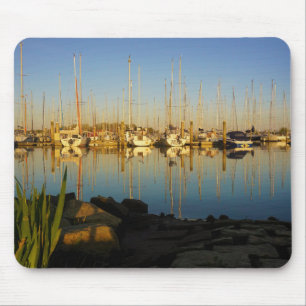 Reflectie van boten in een haven. muismat