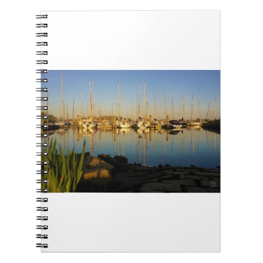 Reflectie van boten in een haven. notitieboek (Voorkant)