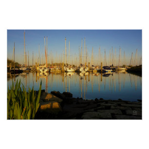 Reflectie van boten in een haven. perfect poster