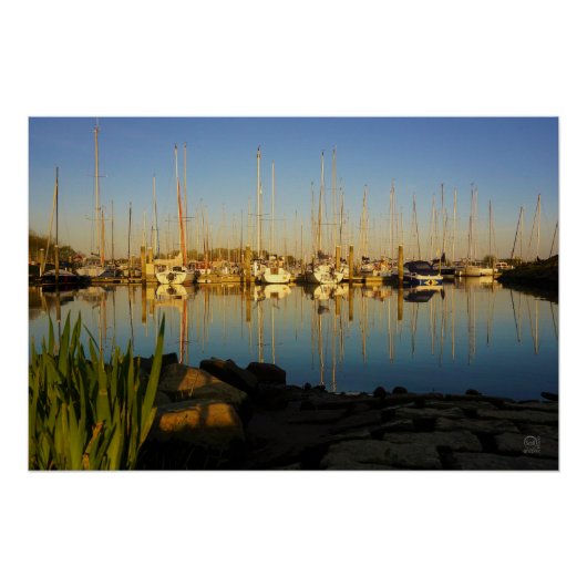 Reflectie van boten in een haven. perfect poster (Voorkant)