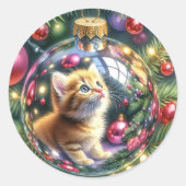 Reflectie van kitten in een kerstversiering ronde sticker (Voorkant)