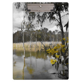 Reflecties onder de grijze hemel klembord