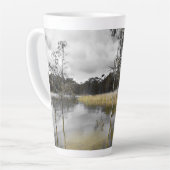 Reflecties onder de grijze hemel latte mok (Linkerhoek)