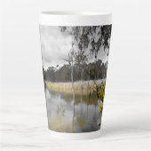 Reflecties onder de grijze hemel latte mok (Voorkant)