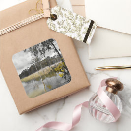 Reflecties onder de grijze hemel vierkante sticker