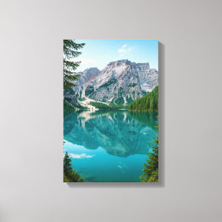 Reflecties op de bergen op Blue Lake Canvas Afdruk