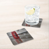 Reflecties op een rode telefoondoos - het Onderzet Kartonnen Onderzetters (Insitu)