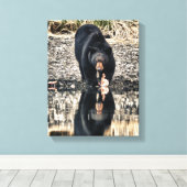 Reflecties van de zwarte beer canvas afdruk (Insitu (Houten vloer))