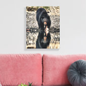 Reflecties van de zwarte beer canvas afdruk (Insitu (Woonkamer))
