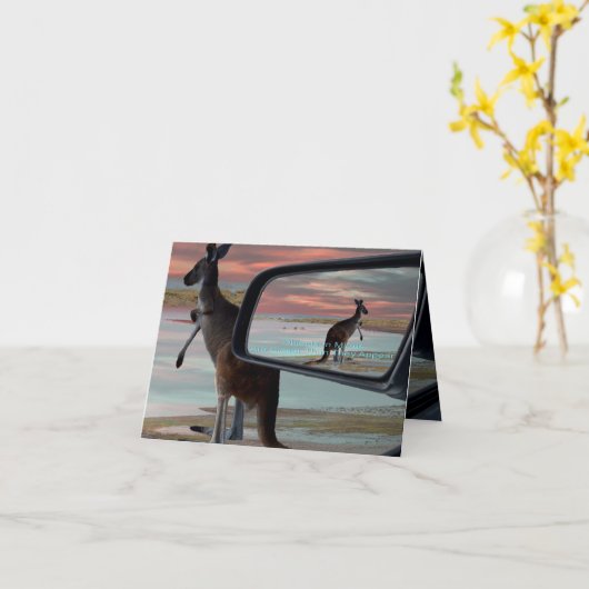 Reflecties van het wild: een kangoeroe op het stra kaart (Gele Bloem)