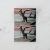 Reflecties van het wild: een kangoeroe op het stra kaart (Binnen)