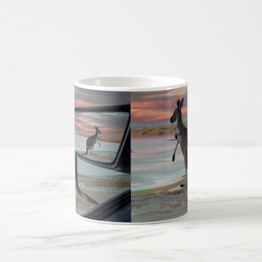 Reflecties van het wild: een kangoeroe op het stra magische mok (Center)