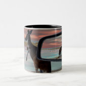 Reflecties van het wild: een kangoeroe op het stra tweekleurige koffiemok (Center)