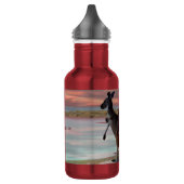 Reflecties van het wild: een kangoeroe op het stra waterfles (Links)