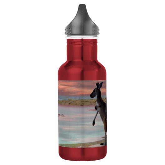 Reflecties van het wild: een kangoeroe op het stra waterfles (Links)