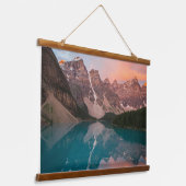 Reflections of Serenity – Mountain Lake at Dusk Hangend Wandkleed (Gebogen)