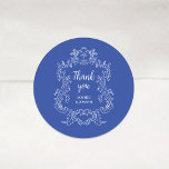 Regal Blue |  barok Lijst bruiloft Ronde Sticker<br><div class="desc">Deze elegante en luxe trouwstickers zijn voorzien van een  line art lijst met  barokke stijl. Het ontwerp is wit op een blauwe achtergrond. Moderne scriptkalligrafie met "dank u" en klassieke tekst met uw namen,  maken dit een stijlvolle maar actuele hedendaagse keuze voor uw bruiloft.</div>