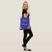 Regal Blue Elegance Tuin Bloeit Tote Bag (Op model)