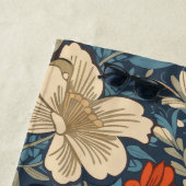 Regal Butterfly temidden van William Morris Floral Strandlaken (In situ)