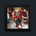 Regal Christmas Teddy Bear Holiday Art Print Cadeaudoosje<br><div class="desc">Regal Christmas Teddy Bear Holiday Art Print Stap in een winter wonderland met dit feestelijke vakantie-thema ontwerp met een koninklijke teddybeer gekleed in een luxe rode en gouden militaire stijl jas. Deze betoverende kerstscène wordt omringd door kerstmannen en een charmante seizoensinrichting en legt de magie van de feestdagen vast. Perfect...</div>