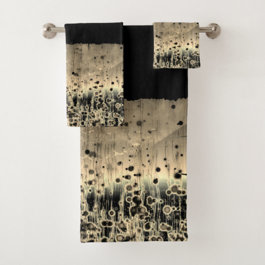 Regal Gold Abstract Circles op zwart Bad Handdoek (Insitu)