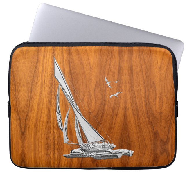Regatta Sailboot op Teak Veneer Style Laptop Sleeve (Voorkant)