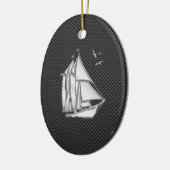 Regatta zeilboot op koolstofvezelstijl keramisch ornament (Links)