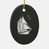 Regatta zeilboot op koolstofvezelstijl keramisch ornament (Voorkant)