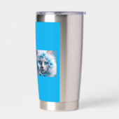 Regelmatige blauwe mok met mooie witte kat  geïsoleerde drinkbeker (Links)