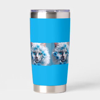 Regelmatige blauwe mok met mooie witte kat geïsoleerde drinkbeker